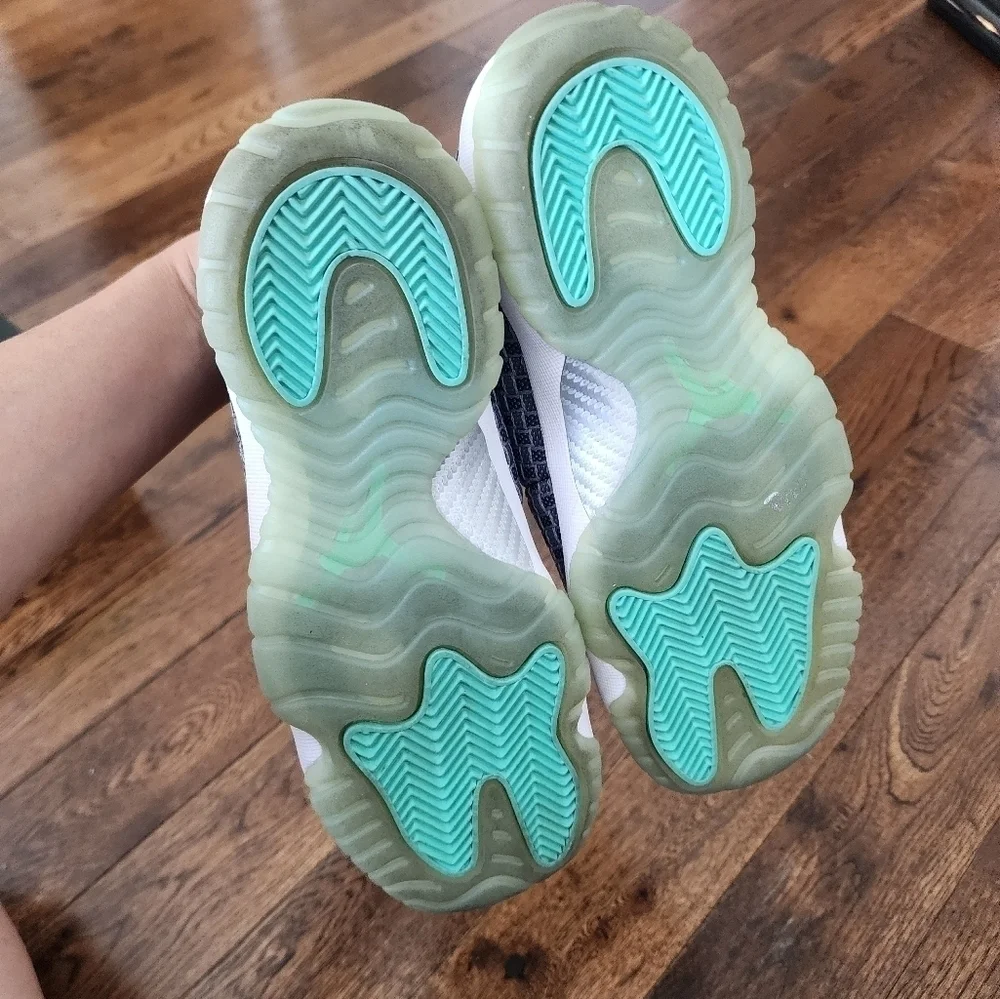 Air Jordan Future Low BG Wolf Gray/ Emerald Rise size 5.5Y/ Euro 38